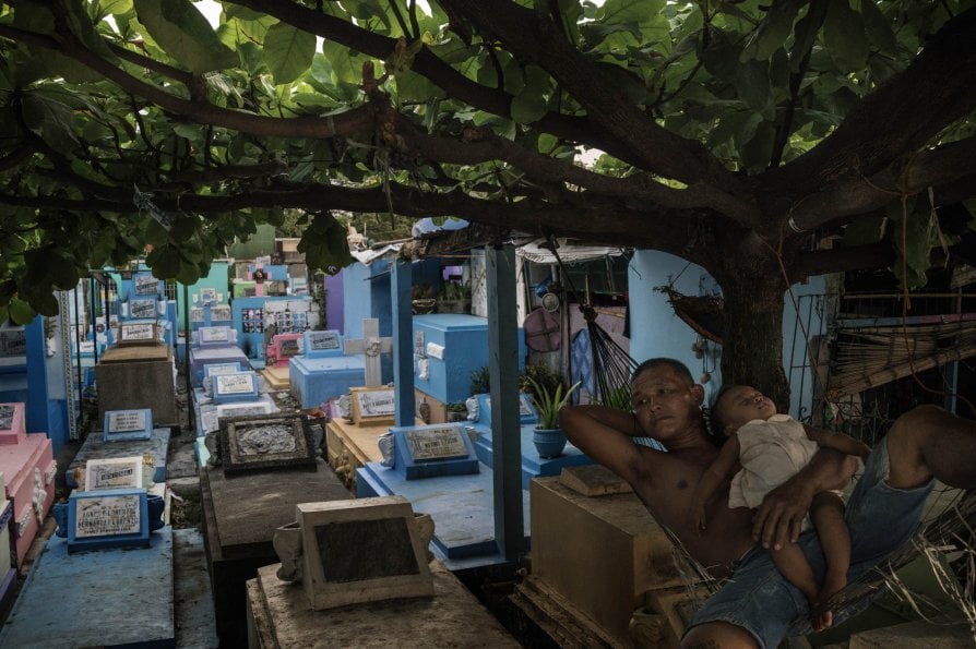 Scena di vita quotidiana nel Cimitero nord di Manila