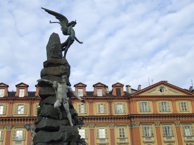 In piazza Statuto la fontana-monumento che ricorda il traforo del Frejus avrebbe sinistri significati